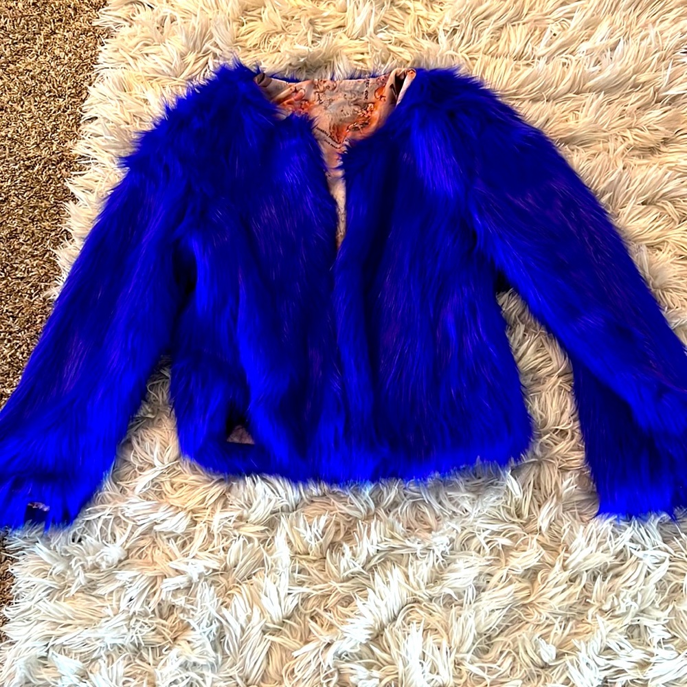 Blue Faux Fur Coat Brand New never been worn before size xxl but fits Medium